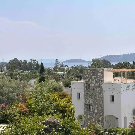Tuerkbuekue Sitede Manzarali Yeni Daire. Bodrum