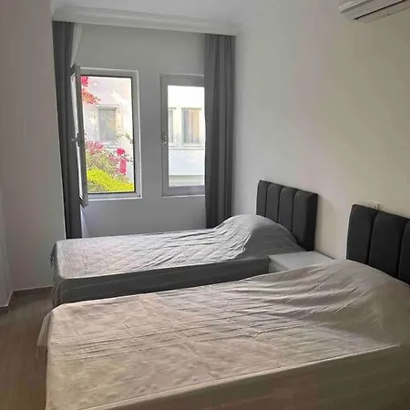 Tuerkbuekue Sitede Manzarali Yeni Daire. Apartmán